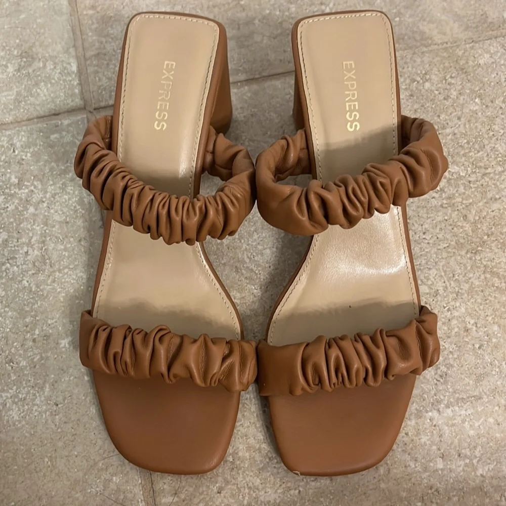 Express Heels - Picture 2 of 6